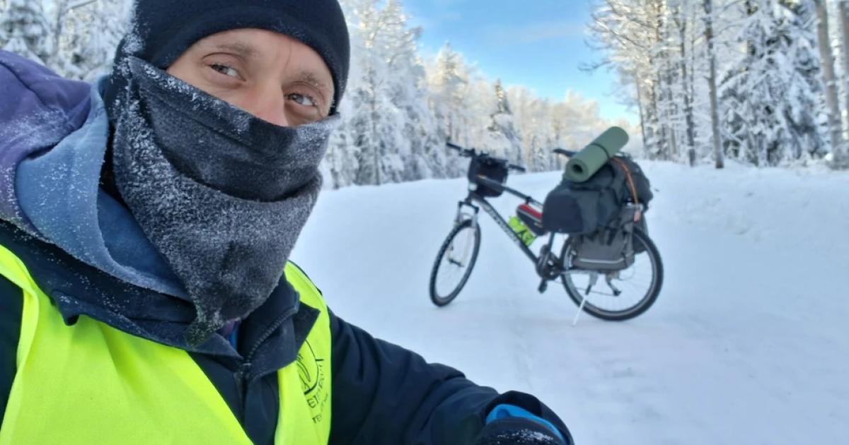 Od polarnych mrozów po afrykańskie szczyty: Polak jedzie rowerem od bieguna do bieguna i pomaga dzieciom!